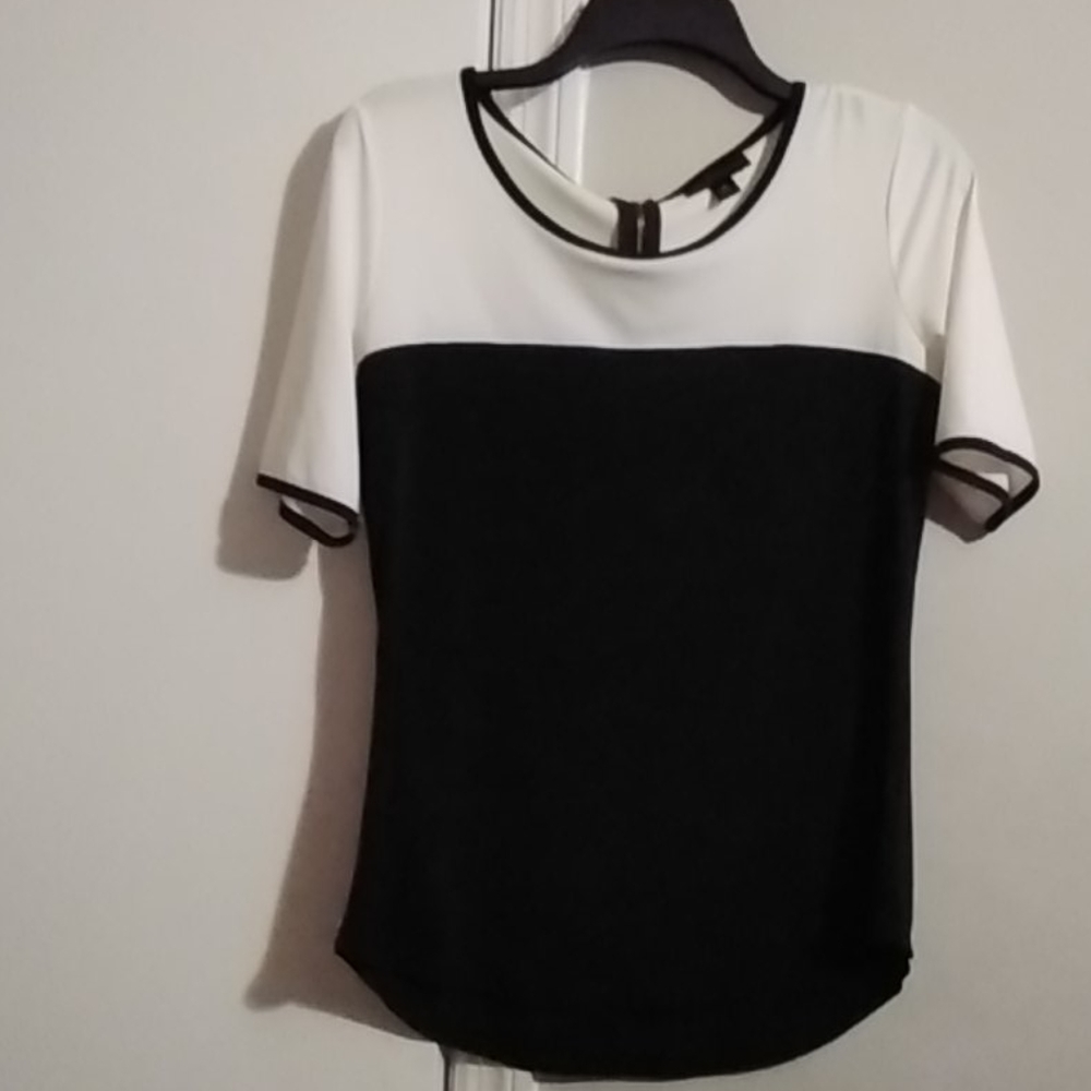 Black and white block blouse 🌼